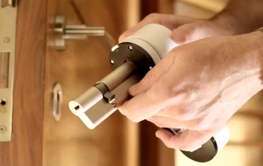 Une serrure est un dispositif de sécurité qui permet de verrouiller une porte ou une fenêtre. Si vous souhaitez acheter votre propre serrure, vous pouvez le faire et demander à un serrurier de l'installer pour vous. Cependant, il est important de choisir une serrure de qualité et compatible avec votre porte ou fenêtre. Il est également conseillé de faire appel à un serrurier professionnel pour éviter les erreurs d'installation qui pourraient compromettre la sécurité de votre maison ou de votre entreprise. Le coût de l'installation dépendra du type de serrure et de la complexité de l'installation.